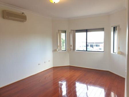 Spacious full brick townhouse - Photo 2