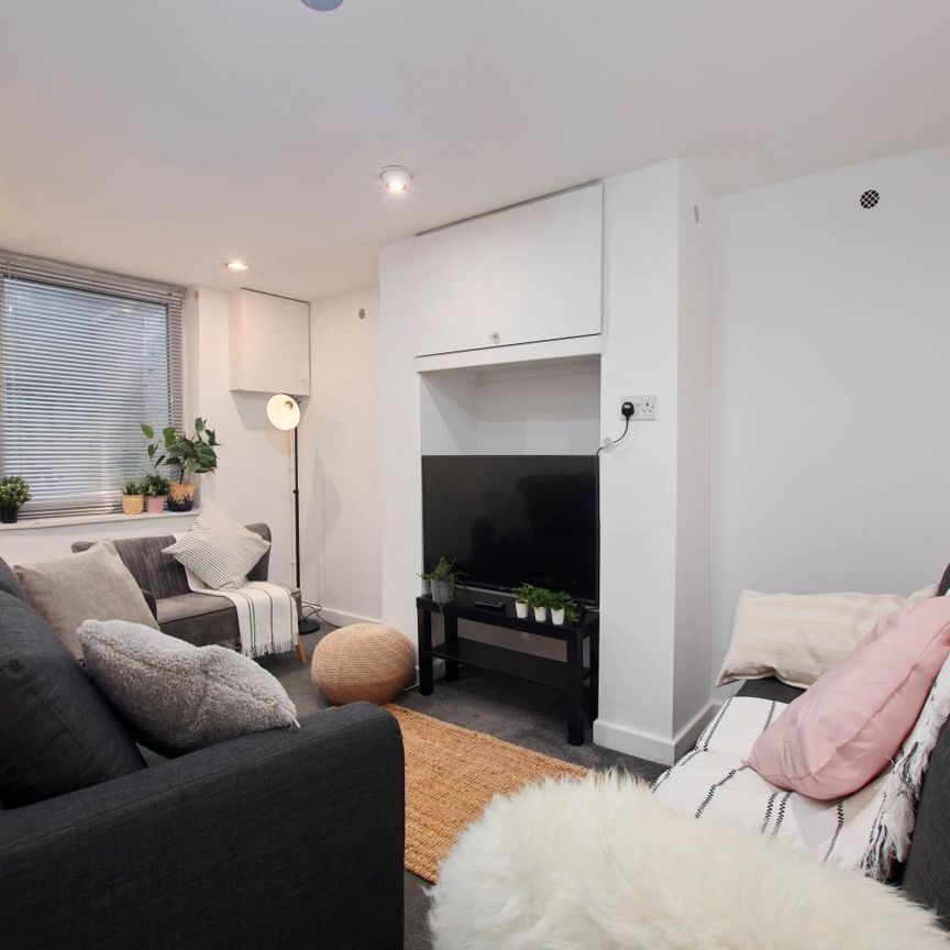 Wetherby Grove (Room 3), Burley, Leeds - Photo 1