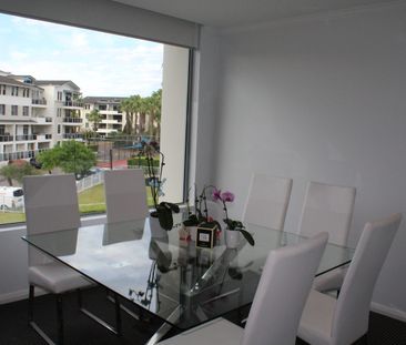 Modern Waterfront Living - 1 Bedroom Apartment in Chiswick - Photo 1