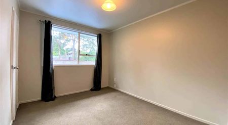 Bright & Sunny 3 Bedroom House in Titirangi - Photo 3