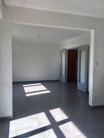 Location Appartement 3 pièces 76m² - Photo 3