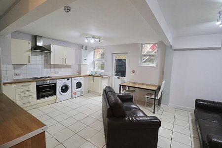 1 bedroom in a house share to rent - Photo 2