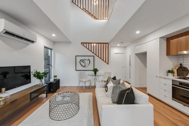 “Modern, boutique townhouse” - Photo 1