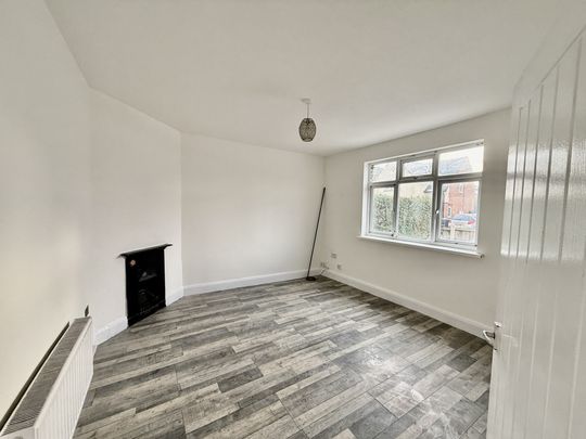 Three‑bed semi‑detached home with lounge, kitchen, downstairs bathroom and three bedrooms. Gardens to front, side and rear plus garage. Unfurnished and available now. Located in DE24 with good access to shops and transport. EPC D, Council Tax A. - Photo 1