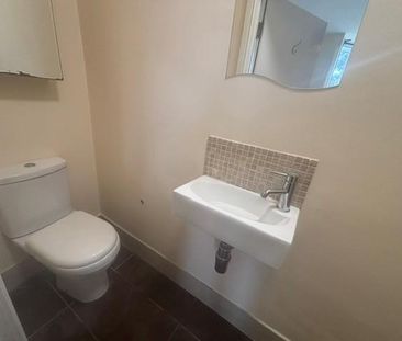 1 bedroom in a flat share to rent - Photo 5