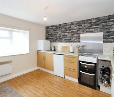Broadwater Crescent, Stevenage, Hertfordshire - Photo 6