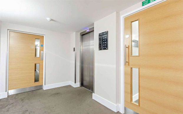 Stunning three bedroom penthouse apartment with large terrace and river views. - Photo 1