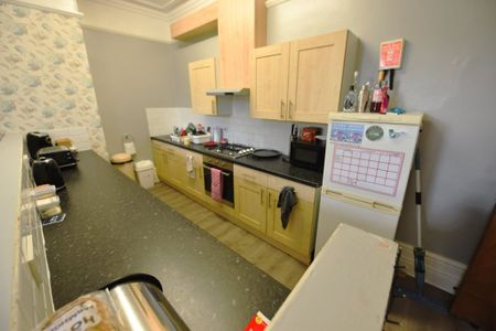 3 bedroom Flat in Wood Lane, Leeds - Photo 4