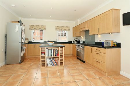 4 Bedroom House - Station Road, Alresford - Photo 4