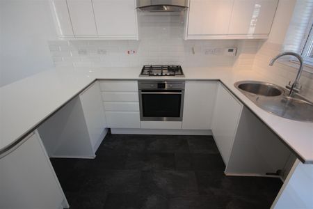 3 bedroom Terraced House to let - Photo 4