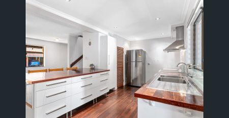 SPACIOUS TOWNHOUSE - Photo 3