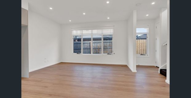 Bright & Stylish Living - Photo 1