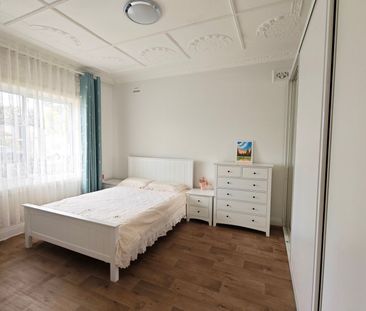 New Renovated 4 Spacious Bedrooms with Sunroom - Photo 2