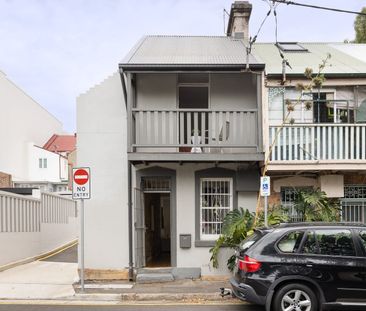 Renovated terrace in end-row position and village address - Photo 2
