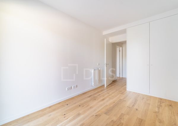 Apartamento T2 no Porto com varanda, garagem e arrumos