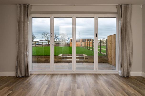 4 bedroom end of terrace house to rent - Photo 1