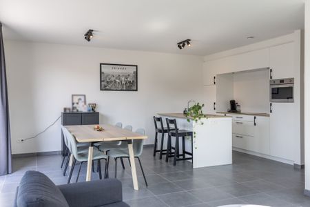 IDEALIS VASTGOED - PRACHTIG EN LUXUEUS APPARTEMENT MET 2 SLAAPKAMERS, AANGENAME LEEFRUIMTE MET AANSLUITEND TERRAS, CARPORT EN EXTRA BERGRUIMTE - Foto 5