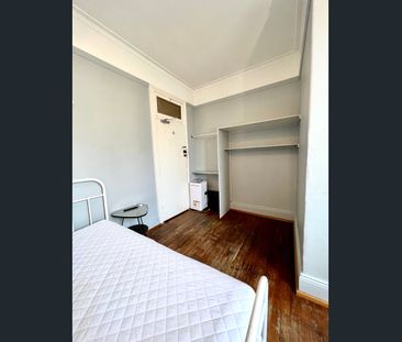 Share accommodation available - STUDENT ACCOMMODATION ONLY! ALL bil... - Photo 4