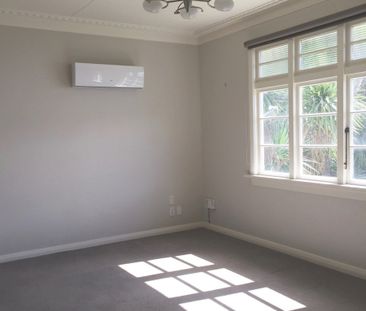 Upstairs Spacious, Sunny Flat - Photo 3