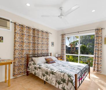 SPACIOUS FAMILY HOME SET IN QUIET CLOSE - Photo 1