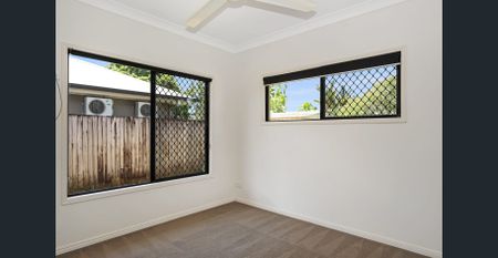 Edmonton home with side access and pool - Photo 5