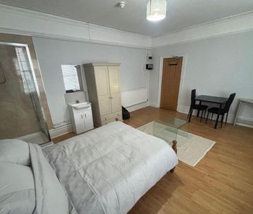 1 bedroom in a house share to rent - Photo 1