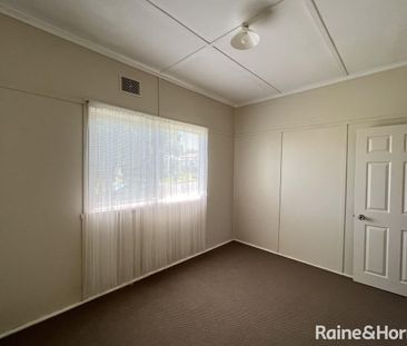 Family home in close proximity to Orange Hospital, Leewood Employme... - Photo 6