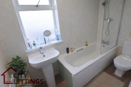 5 Bedroom Mid Terraced House - Photo 5