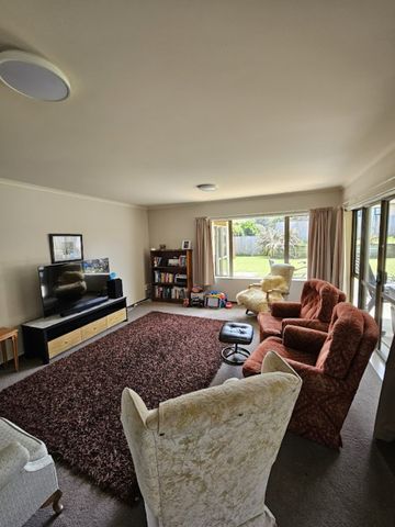 Spacious 3/4 bedroom home in sought after area in Paraparaumu - Photo 5