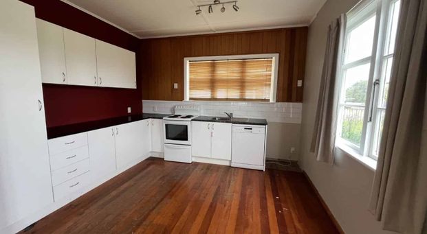 THREE BEDROOMS - ROSLYN - Photo 1