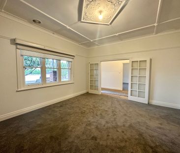 36 Hobart Rd, Murrumbeena - Photo 2
