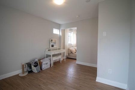**SPACIOUS** Extended Bachelor Apartment in Welland!! - Photo 3