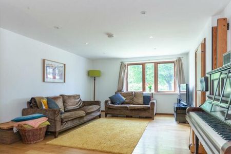 3 bedroom semi-detached house to rent - Photo 2