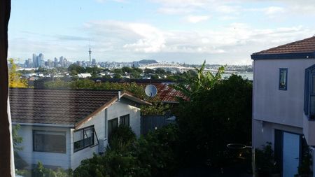 Easy Commute to CBD, View of City, Large Rooms - Photo 3