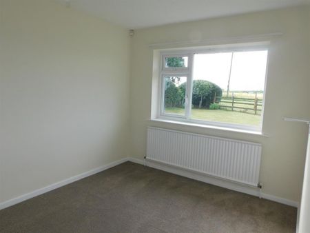 3 bedroom Bungalow To Let - Photo 4
