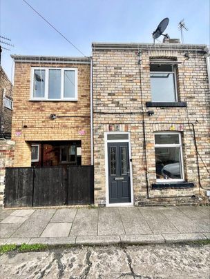 3 bedroom semi-detached house to rent - Photo 1