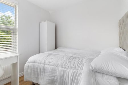 4 bedroom semi-detached house to rent - Photo 3