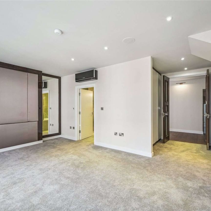 Remarkable 3 bedroom house, refurbished to an exceptional standard throughout. With 2 bathrooms, guest WC, balcony, reception room, stunning kitchen and garage. - Photo 1