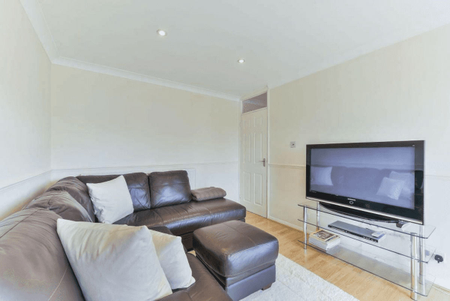 St. Peters Close, Ilford, IG2 - Photo 2