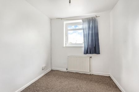 4 bedroom end of terrace house to rent - Photo 5