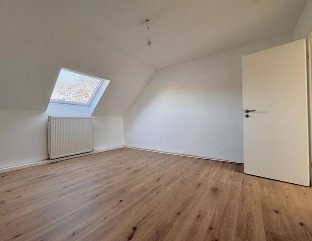 Frisch modernisierte Dachgeschosswohnung in ruhiger, zentraler Lage von Ottweiler - Photo 1