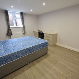 3 bedroom Flat in Cardigan Road, Leeds - Photo 1