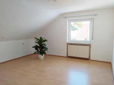 Großzügige DG-Wohnung mit Balkon und Garage in gepflegtem 3-Familienhaus - Photo 4