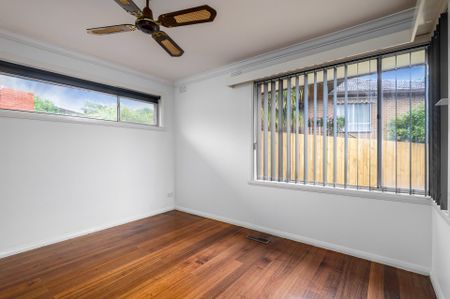 SPACIOUS FAMILY LIVING IN THE HEART OF OAKLEIGH - Photo 2
