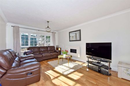 A three bedroom detached house located 2.5 miles from Wokingham town centre. - Photo 3