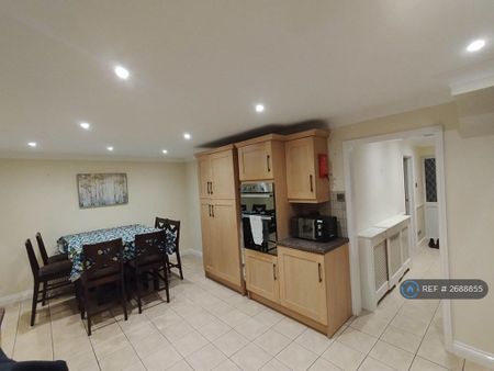 1 bedroom in a house share to rent - Photo 2