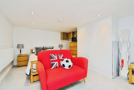 5 bedroom detached house to rent - Photo 4