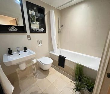 Double bedroom with a private bathroom in Brighton city for rent - Photo 5