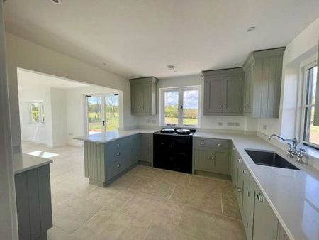 A stunning four-bedroom home in Bucklers Hard near the Beaulieu River - Photo 4