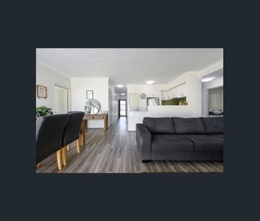 Light and bright family home! - Photo 1